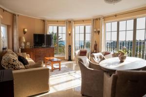 un salon avec une table et des chaises dans l'établissement villa Belucra,10p,seaview,jacuzzi,pool, à Calp