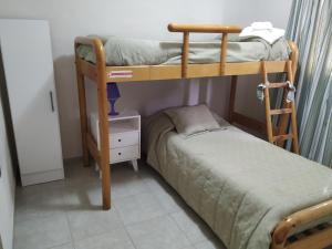 1 dormitorio con 2 literas y 1 cama pequeña en Departamento Mi Sueño en San Rafael