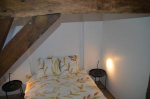 1 dormitorio con 1 cama y 2 taburetes en Evelyns Corner Duplex, en Gante