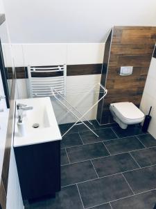 Apartamenty u Krysi في فيتوف: حمام مع حوض ومرحاض