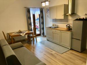 Kuchnia lub aneks kuchenny w obiekcie Apartamenty u Krysi