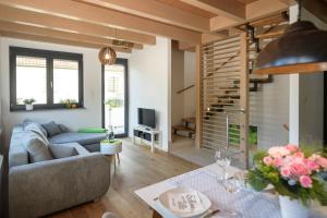 a living room with a couch and a table at Ferienhaus Weinhäusel in Neustadt an der Weinstraße