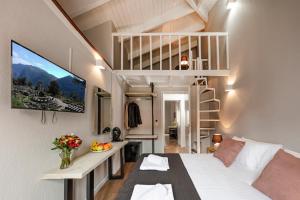 um pequeno quarto com uma cama e um loft em White Hills Suites & Spa em Arachova