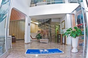 a lobby of a hotel with a sign on the floor at Hotel Ipanema Inn Higienópolis in Sao Paulo