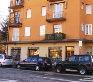 two cars parked in front of a building at La finestra sulla fiera in Bologna