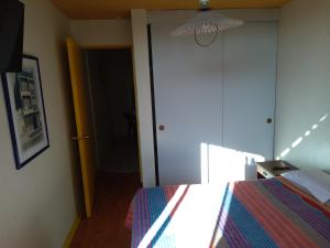 a bedroom with a bed and a closet and a door at Resimed in Antofagasta