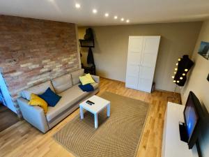 TV a/nebo společenská místnost v ubytování Smelte Studio Apartment