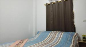 Uma cama ou camas num quarto em Thanaponsiri House