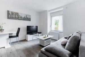uma sala de estar com um sofá e uma mesa em MyHome Basel 1A44 em Saint-Louis