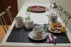 una mesa con dos tazas de café y una licuadora en Soles de Salta dpto, cochera, balcón a 600m de plaza principal en Salta