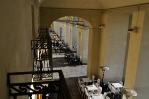 um corredor vazio de um restaurante com mesas e cadeiras em TO.STA BwithoutB HOME SHARING NEL CENTRO DI TORINO em Turim