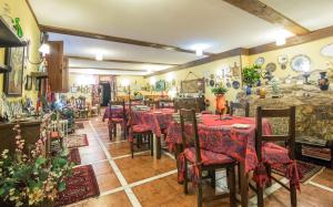 Pazo Da Fraga في Albeos: مطعم فيه طاولات وكراسي في الغرفة