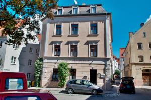 un edificio con un coche aparcado delante en Altstadt Appartements, en Augsburg