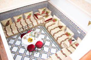 una mesa cubierta con diferentes tipos de alimentos en Riad Dar Senhaji en Fez