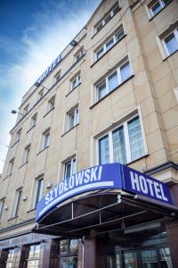 un cartello hotel di fronte a un edificio di Hotel Szydłowski a Danzica