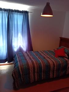 Una cama o camas en una habitación de departamento con vista al mar
