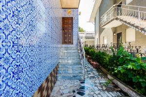 a stairway leading to a building with a blue and white wall at Casa dos Azulejos in Matosinhos