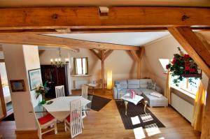 una sala de estar con una mesa y un sofá en Altstadt Appartements, en Augsburg