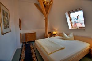 1 dormitorio con 1 cama con un árbol en la pared en Altstadt Appartements, en Augsburg