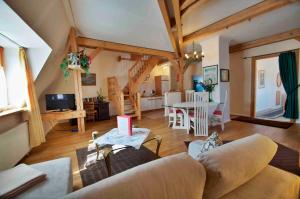 Una sala de estar con un sofá y un comedor. en Altstadt Appartements, en Augsburg