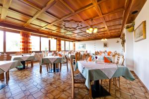 a dining room with tables and chairs at Hotel Brückenwirt - Al Ponte in Montagna