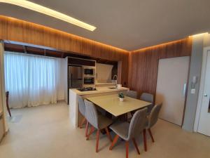 cocina con mesa y sillas en una habitación en Vivencie Esta Experiência Beira Mar, en Bombinhas