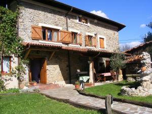 una casa in pietra con veranda e balcone. di Casa Rural Altzuste Landetxea a Zeanuri