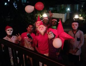 un grupo de personas vestidas con sombreros de Santa posando para una foto en Anashwara, en Kozhikode