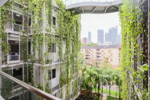 een appartementencomplex bedekt met klimop in singapore bij Thanksgiving Serviced Residence in Singapore