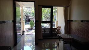 a hallway with a door leading to a patio at Puri Mandhara Lovina in Lovina