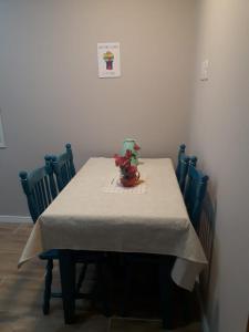 uma mesa com um vaso de flores em cima em Casa da Sandra em Florianópolis mais 37 fotografias