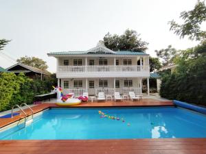 a large white swimming pool in a house at Baan Luang Harn in Phra Nakhon Si Ayutthaya