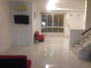 TV a/nebo společenská místnost v ubytování Island Hostel Bayan Lepas Airport