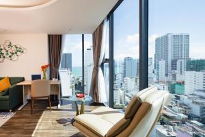uma sala de estar com vista para a cidade em Amber Hotel managed by HT em Nha Trang