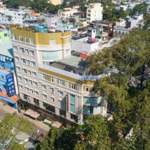 eine Aussicht auf ein Gebäude in einer Stadt in der Unterkunft Golda Hotel in Ho-Chi-Minh-Stadt