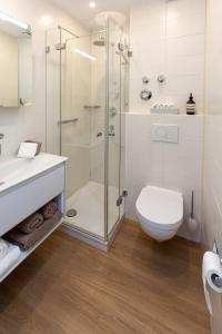 ein Badezimmer mit Dusche, Toilette und Waschbecken in der Unterkunft Alpen-Ferienwohnung Ginova in Garmisch-Partenkirchen