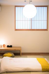 Una cama o camas en una habitación de MUSUBI HOTEL MACHIYA Naraya-machi 2
