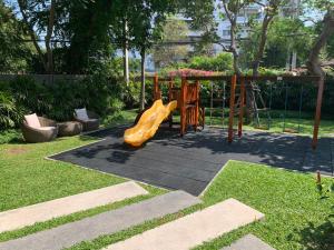 parco giochi con scivolo di Rain condo ChaAm HuaHin by AY B311 a Petchaburi