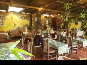 Um restaurante ou outro lugar para comer em Hotel Manavai