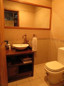 a bathroom with a sink and a toilet at Quinta Montaña - Casa entera grupo o familia 8-10 personas - céntrica, piscina - Todas las comodidades! in Mendoza