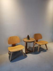duas cadeiras e uma mesa com um vaso em M5 Hotel em Chiang Mai