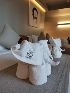 um grupo de toalhas numa cama num quarto de hotel em M5 Hotel em Chiang Mai