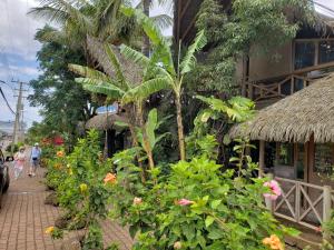 Um jardim no exterior de Hotel Manavai