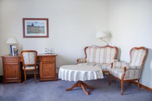 グダニスクにあるホテル シドロヴスキのリビングルーム(椅子2脚、テーブル付)