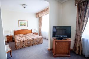 Ένα ή περισσότερα κρεβάτια σε δωμάτιο στο Hotel Szydłowski
