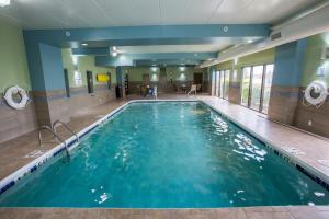 בריכת השחייה שנמצאת ב-Holiday Inn Express Wilmington, an IHG Hotel או באזור