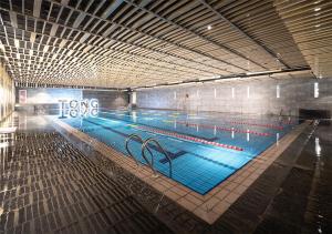 a large swimming pool in a large building at 北京大悦酒店 in Beijing