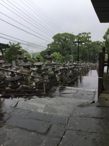 um grupo de sinos sentados numa rua em Minshuku Hiroshimaya em Kumamoto