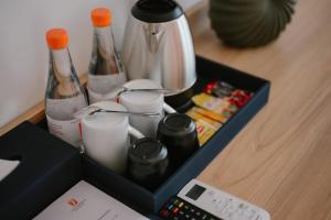 Oprema za pripravo čaja oz. kave v nastanitvi 7 Days Premium Hotel Don Meaung Airport