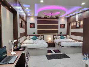 HOTEL CENTRAL SQUARE "A Couple Friendly Hotel"客房内的一张或多张床位